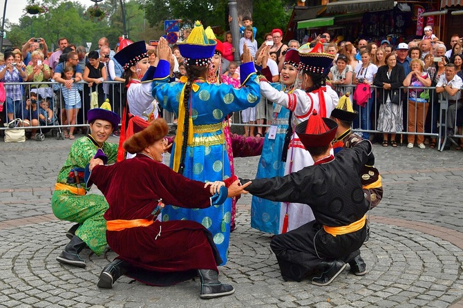 Folklor świata pod Giewontem - korowód przez miasto