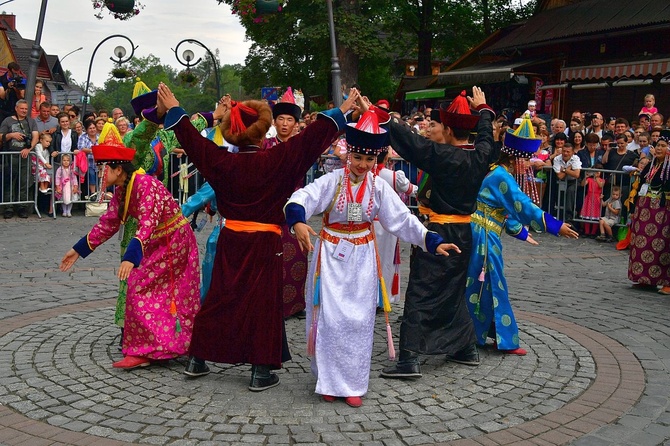 Folklor świata pod Giewontem - korowód przez miasto