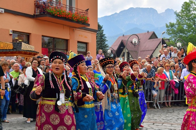 Folklor świata pod Giewontem - korowód przez miasto