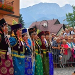 Folklor świata pod Giewontem - korowód przez miasto