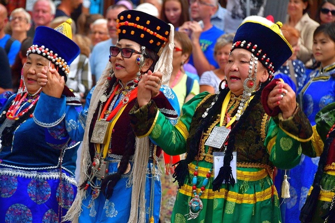 Folklor świata pod Giewontem - korowód przez miasto