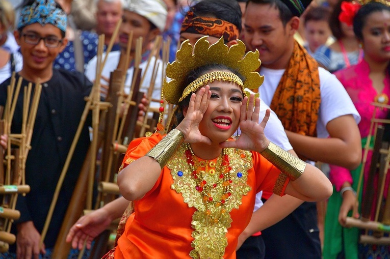 Folklor świata pod Giewontem - korowód przez miasto