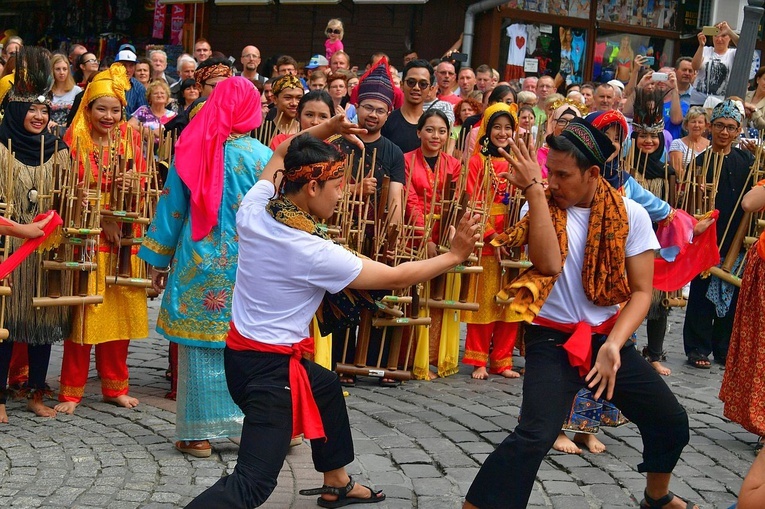 Folklor świata pod Giewontem - korowód przez miasto