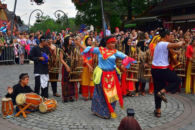 Folklor świata pod Giewontem - korowód przez miasto