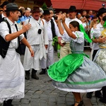 Folklor świata pod Giewontem - korowód przez miasto