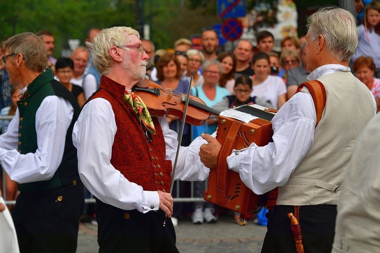 Folklor świata pod Giewontem - korowód przez miasto