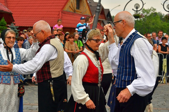 Folklor świata pod Giewontem - korowód przez miasto