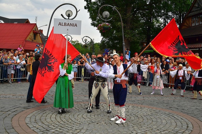 Folklor świata pod Giewontem - korowód przez miasto