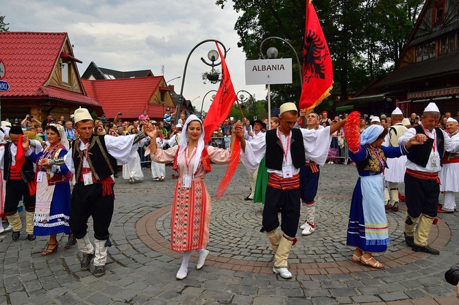 Folklor świata pod Giewontem - korowód przez miasto