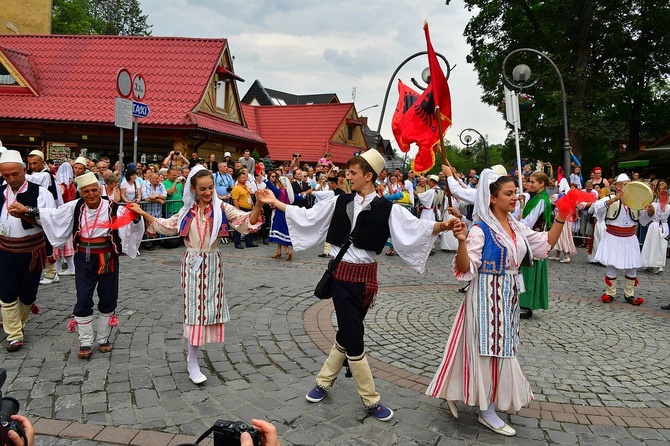 Folklor świata pod Giewontem - korowód przez miasto