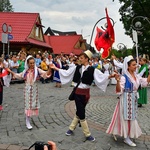 Folklor świata pod Giewontem - korowód przez miasto