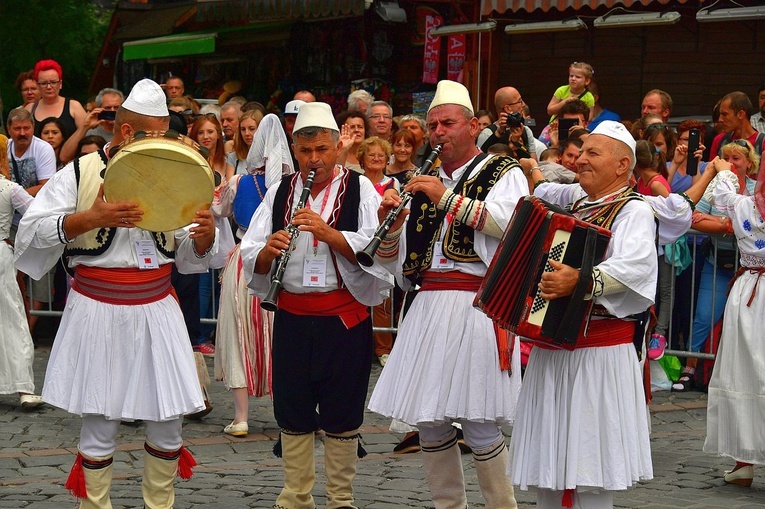 Folklor świata pod Giewontem - korowód przez miasto