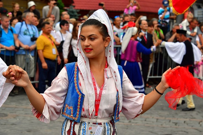 Folklor świata pod Giewontem - korowód przez miasto