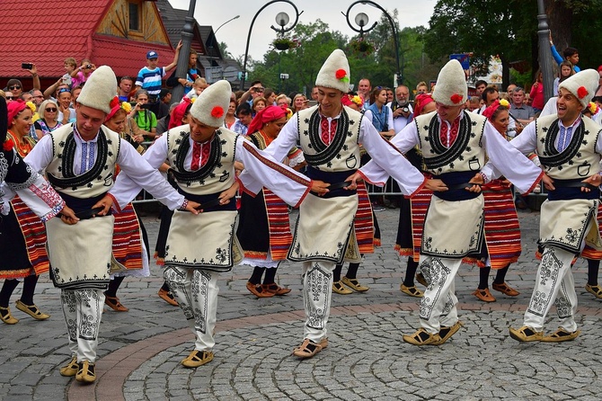 Folklor świata pod Giewontem - korowód przez miasto