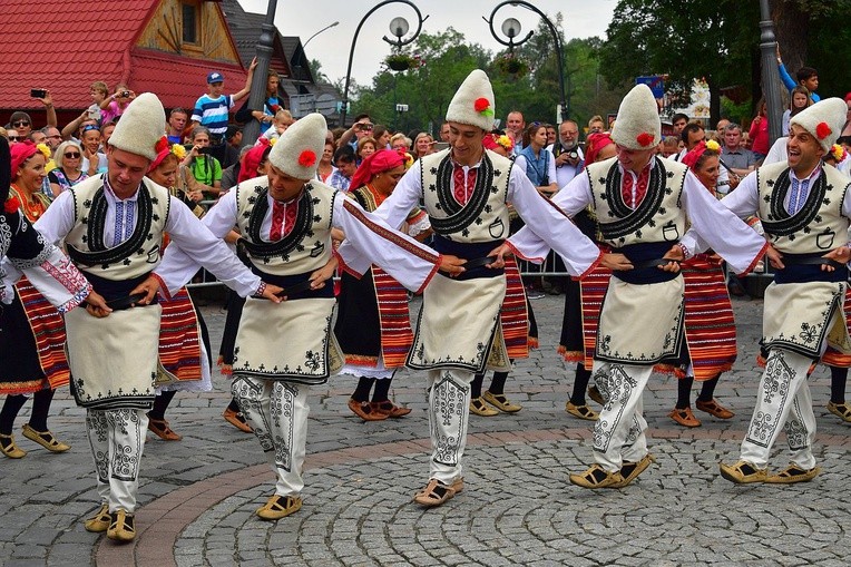 Folklor świata pod Giewontem - korowód przez miasto