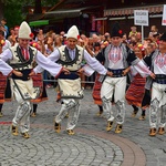 Folklor świata pod Giewontem - korowód przez miasto