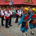 Folklor świata pod Giewontem - korowód przez miasto