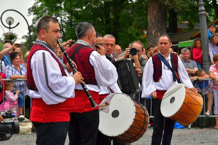 Folklor świata pod Giewontem - korowód przez miasto