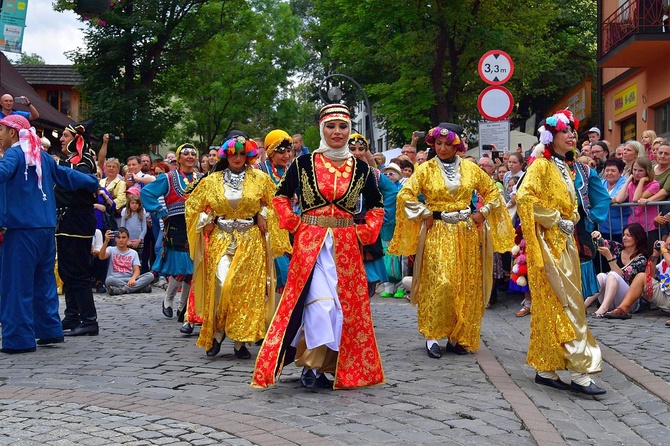 Folklor świata pod Giewontem - korowód przez miasto