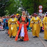 Folklor świata pod Giewontem - korowód przez miasto