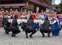 Folklor świata pod Giewontem - korowód przez miasto