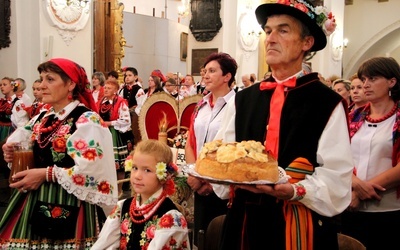 Starostowie dożynkowi Danuta i Marian Stępniewscy z Niedźwiady