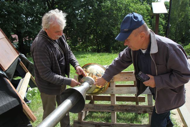 Gość w złotej kuli