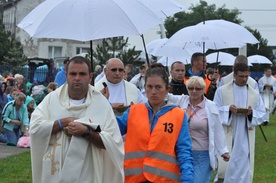 Księża zanoszą Komunię św. pielgrzymom