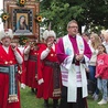 Pielgrzymi dziękowali  za wstawiennictwem Maryi za łaskę plonów.