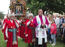 Pielgrzymi dziękowali  za wstawiennictwem Maryi za łaskę plonów.