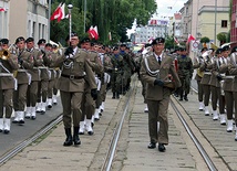 Kompania honorowa i orkiestra wojskowa przemaszerowały ulicami Gorzowa z katedry na Plac Grunwaldzki.