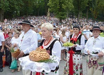 ▲	W święcie brali udział również mieszkańcy Mszany Dolnej. Dary w procesji nieśli ubrani w stroje regionalne.