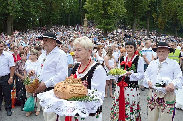 ▲	W święcie brali udział również mieszkańcy Mszany Dolnej. Dary w procesji nieśli ubrani w stroje regionalne.