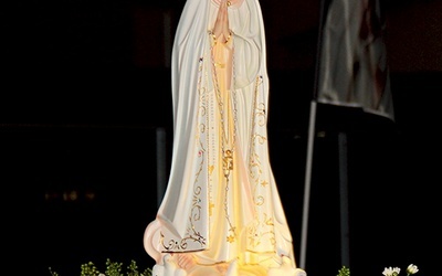 Poza figurą podarowaną parafii przez proboszcza jest tu także druga figura, którą wierni noszą w procesji.