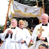 W procesji obok siebie „szli” św. Jan XXIII i św. Maksymilian.