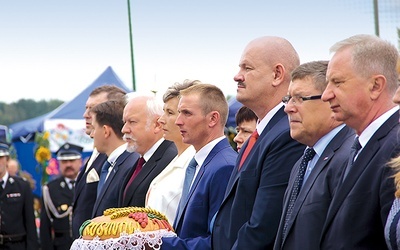 ▲	Podczas dożynkowych uroczystości (od prawej): Marian Niemirski, Zbigniew Kuźmiuk, poseł do europarlamentu, Krzysztof Urbańczyk, starostowie dożynek i Dariusz Bąk, poseł na Sejm RP.