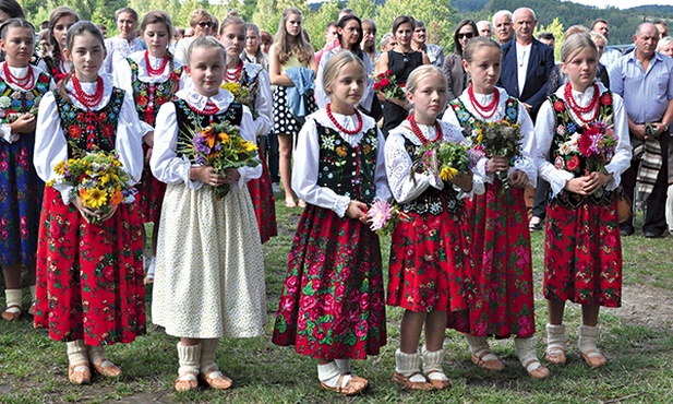 W modlitwie uczestniczyły dzieci  w góralskich strojach.