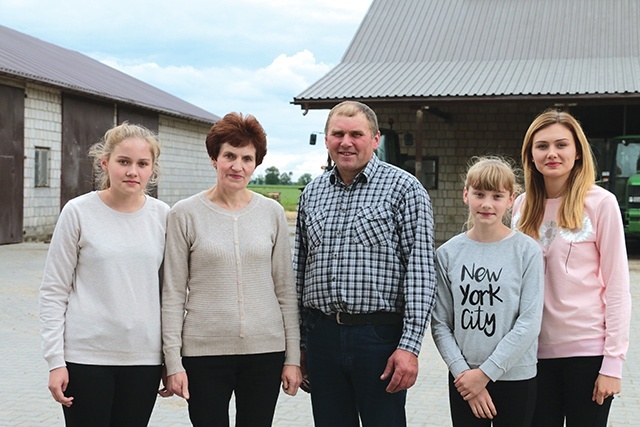 ▲	Państwo Gogolewscy mają piątkę dzieci. Na zdjęciu: Marek i Małgorzata z córkami: Izabelą, Kingą i Joanną.