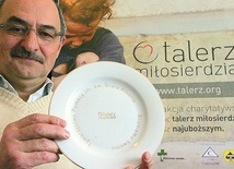 Bogusław Gałka prezentuje talerz, który rozpoczął dzieło „gotowania z miłosierdziem w tle”.