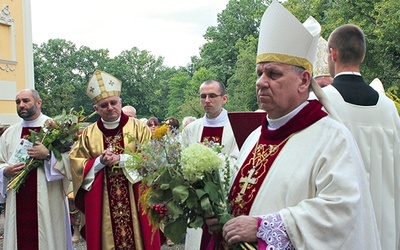 Ojciec Piotr Chojnacki (z lewej) i bp Jan Kopiec (z prawej) na dziedzińcu starego opactwa.