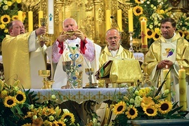 Mszy św. przewodniczył bp Ignacy Dec, w koncelebrze byli m.in. (od lewej) ks. Julian Rafałko, o. Robert Mól SJ, ks. Jan Tracz.