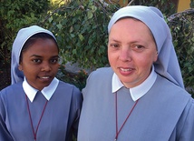 Siostra Seema Panna i siostra Krystyna Piś przed domem zakonnym w Świdnicy.