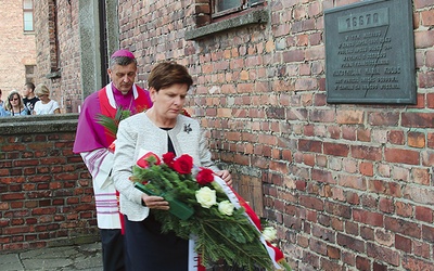 ▲	Kwiaty na placu apelowym złożyli: bp Roman Pindel i premier Beata Szydło