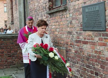▲	Kwiaty na placu apelowym złożyli: bp Roman Pindel i premier Beata Szydło