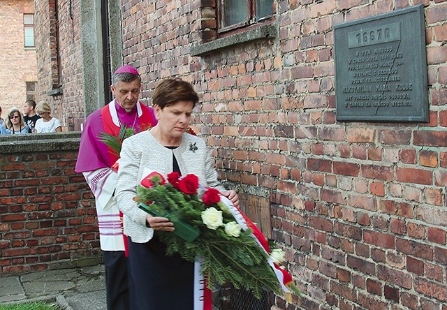 ▲	Kwiaty na placu apelowym złożyli: bp Roman Pindel i premier Beata Szydło