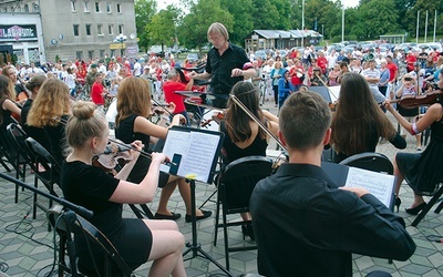 ▲	Orkiestra podczas występu w Stalowej Woli. 