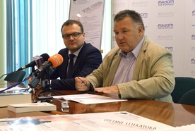 O festiwalu i nagrodzie literackiej opowiadają Radosław Witkowski (z lewej) i Tomasz Tyczyński