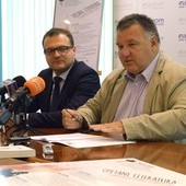 O festiwalu i nagrodzie literackiej opowiadają Radosław Witkowski (z lewej) i Tomasz Tyczyński