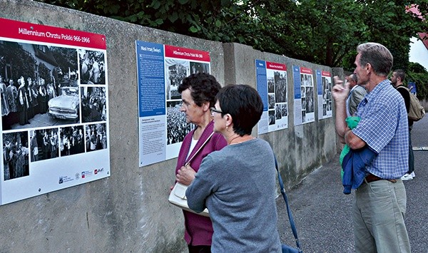 Mieszkańcy odnajdywali na archiwalnych zdjęciach siebie i sąsiadów.