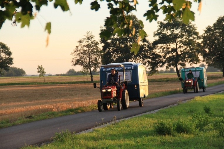 Pielgrzymka na minitraktorach do Lisieux